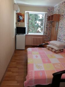 Сдаются комнаты в трехкомнатной квартире в пос. Лазаревское на ул.Лазарева